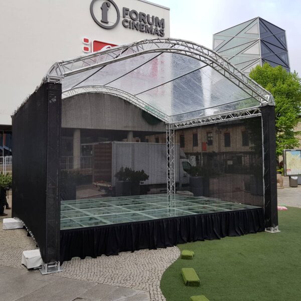 Klaasist läbipaistev lavapoodium