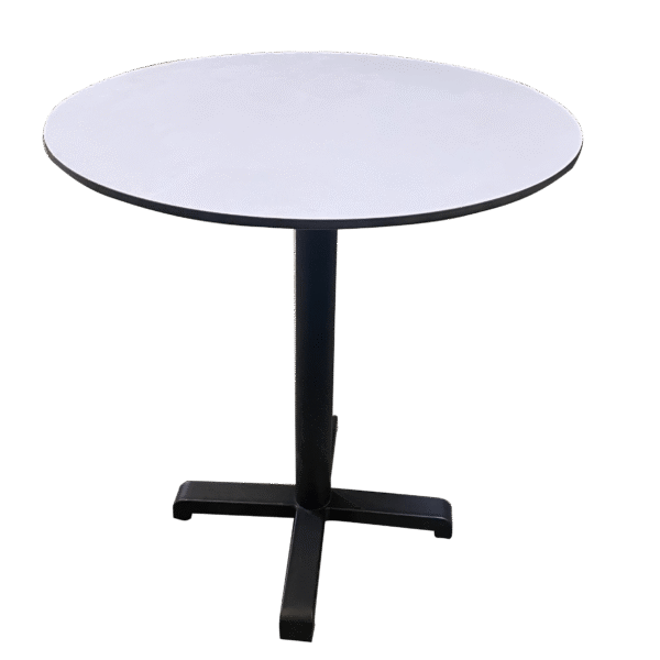 Pyöreä pöytä metallijaloilla ja pöytäliinalla